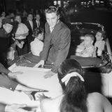 Bei der nächtlichen Fahrt durch New York im Sommer 1956 zeigt sich Elvis seinen Fans. Die Polizei muss einige von ihnen zurückhalten.