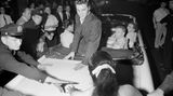 Bei der nächtlichen Fahrt durch New York im Sommer 1956 zeigt sich Elvis seinen Fans. Die Polizei muss einige von ihnen zurückhalten.