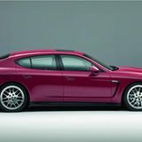 Der GTS hat serienmäßig eine Luftfederung an Bord, im Normalniveau liegt der Wagen damit 10 Millimeter tiefer als die anderen Modelle der Baureihe. Der GTS rollt auf 19-Zoll-Rädern, die Bremssättel sind rot lackiert