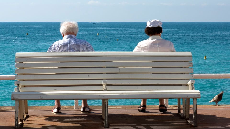 Die üblichen Jahrespolicen von Reisekrankenversicherungen gelten nur für Auslandsaufenhtalte von wenigen Wochen. Bei längeren Reisen ist eine Zusatzversicherung Pflicht. Für ältere Menschen wird der Schutz teuer.