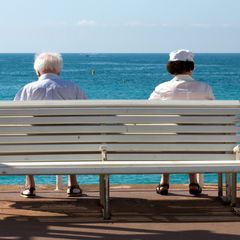 Die üblichen Jahrespolicen von Reisekrankenversicherungen gelten nur für Auslandsaufenhtalte von wenigen Wochen. Bei längeren Reisen ist eine Zusatzversicherung Pflicht. Für ältere Menschen wird der Schutz teuer.