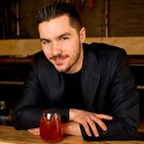 Der Kölner Barmanager Stephan Hinz ist Autor des Buchs "Cocktailkunst - Einblicke in die Bar der Zukunft". Er wurde für seine Cocktails auf Sterneküche-Niveau mit renommierten Titeln wie "Deutscher Cocktailmeister" oder "Mixologe des Jahres"ausgezeichnet. Hinz sammelte Erfahrungen in namhaften Hotels wie dem Hilton und dem Bayerischen Hof oder der legendären Harry’s New York Bar.