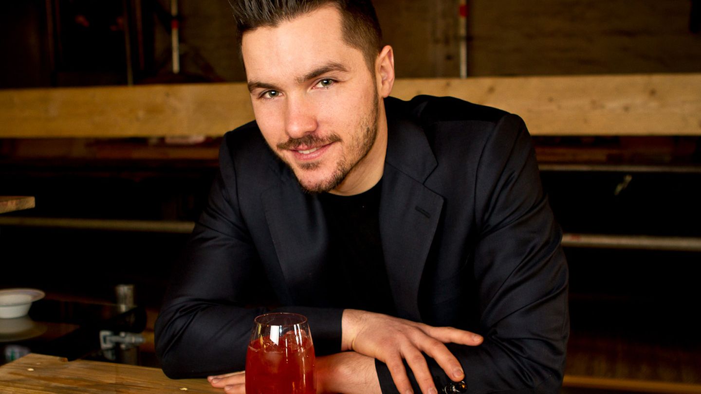 Stephan Hinz: Der Kölner Barmanager Stephan Hinz ist Autor des Buchs "Cocktailkunst - Einblicke in die Bar der Zukunft". Er wurde für seine Cocktails auf Sterneküche-Niveau mit renommierten Titeln wie "Deutscher Cocktailmeister" oder "Mixologe des Jahres"ausgezeichnet. Hinz sammelte Erfahrungen in namhaften Hotels wie dem Hilton und dem Bayerischen Hof oder der legendären Harry’s New York Bar. Der Kölner Barmanager Stephan Hinz ist Autor des Buchs "Cocktailkunst - Einblicke in die Bar der Zukunft". Er wurde für seine Cocktails auf Sterneküche-Niveau mit renommierten Titeln wie "Deutscher Cocktailmeister" oder "Mixologe des Jahres"ausgezeichnet. Hinz sammelte Erfahrungen in namhaften Hotels wie dem Hilton und dem Bayerischen Hof oder der legendären Harry’s New York Bar.
