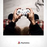 Einsteiger: Mit der Playstation betrat Sony schon 1994 den Konsolenmarkt. Der hier gezeigte Dual-Shock-Controler mit den zwei Joysticks wurde jedoch erst vier Jahre später eingeführt.