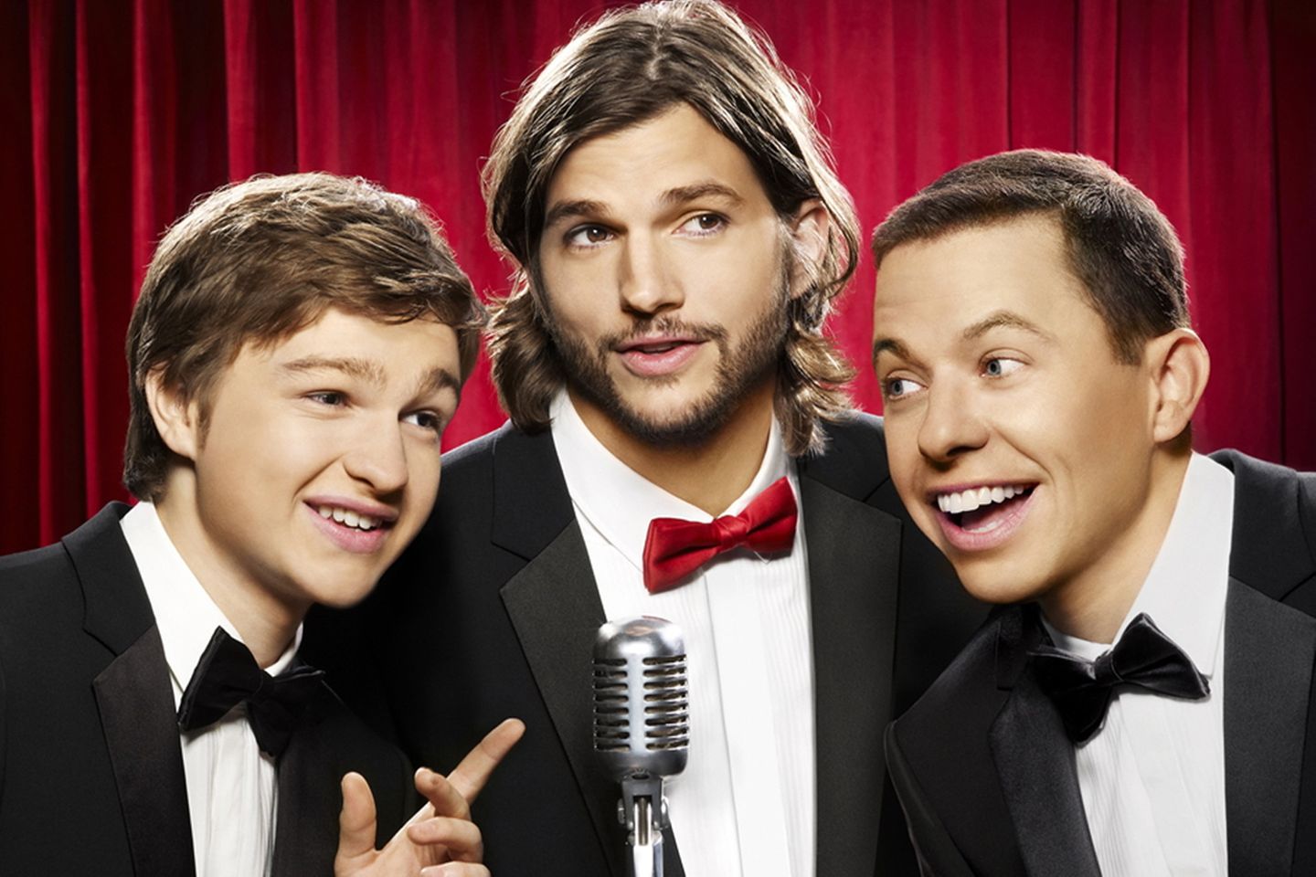 Serienstars gestern und heute: "Jake Harper" alias Angus T. Jones (l.) spielte zusammen mit Ashton Kutcher und Jon Cryer in der US-Serie "Two And A Half Men" mit. Vor einem Jahr stieg er aus der Sitcom aus. In einem Interview mit einem US-TV-Sender sagte er jetzt: "Ich bitte euch, schaut euch diese Drecksshow nicht an". Dabei hat ihn die Roll reich und berühmt gemacht. "Jake Harper" alias Angus T. Jones (l.) spielte zusammen mit Ashton Kutcher und Jon Cryer in der US-Serie "Two And A Half Men" mit. Vor einem Jahr stieg er aus der Sitcom aus. In einem Interview mit einem US-TV-Sender sagte er jetzt: "Ich bitte euch, schaut euch diese Drecksshow nicht an". Dabei hat ihn die Roll reich und berühmt gemacht.