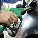 Auch Autofahrer hatten Grund zur Freude: Im Vergleich zum September 2013 mussten sie 3,1 Prozent weniger für Kraftstoff ausgeben. Wer Diesel tankte, sparte sogar 6,2 Prozent. Insgesamt kostet Energie in diesem Jahr 2,2 Prozent weniger. Die Ersparnis beim Strom war für Verbraucher gering: Die Energie aus der Steckdose verbilligte sich nur um 0,9 Prozent.