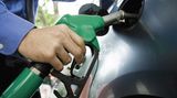 Auch Autofahrer hatten Grund zur Freude: Im Vergleich zum September 2013 mussten sie 3,1 Prozent weniger für Kraftstoff ausgeben. Wer Diesel tankte, sparte sogar 6,2 Prozent. Insgesamt kostet Energie in diesem Jahr 2,2 Prozent weniger. Die Ersparnis beim Strom war für Verbraucher gering: Die Energie aus der Steckdose verbilligte sich nur um 0,9 Prozent.