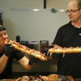 Rob schlägt seine Zähne in das Pulled Pork. Michael Suhr schaut irritiert auf so viel Leidenschaft. Traditionell wird das gezupfte Fleisch mit Coleslaw auf Brot gegessen. So richtig lecker wird es, wenn das Fleisch gut durchmengt wird, so kommen das helle Fleisch und die gut gewürzte Kruste zusammen.