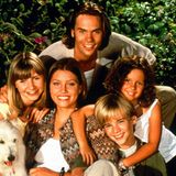 Die US-Serie "Eine himmlische Familie" machte nicht nur Beverly Mitchell (l.) und Barry Watson (hinten) bekannt, auch die älteste Tochter der Familie Camden wurde von einer heute prominenten Schauspielerin dargestellt. Wissen Sie, wer die Frau in der Mitte ist?