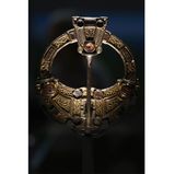 Diese prunkvoll Brosche mit Edelsteine und großer Nadel wird auf etwa 700 nach Christus datiert.