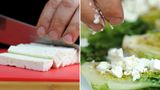 Während der Salat auf dem Grill liegt, nutzen wir die Zeit, um die weiteren Zutaten vorzubereiten. Der Feta ist schnell geschnitten und wird über den warmen Salat gekrümelt.