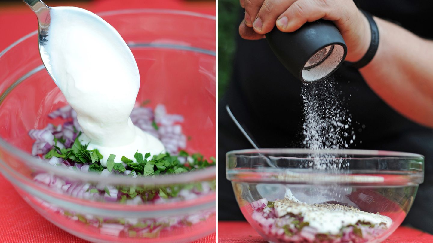 Zu den Zwiebeln und der Petersilie kommt nun der Joghurt und die saure Sahne. Jetzt noch mit Salz und Pfeffer abschmecken.