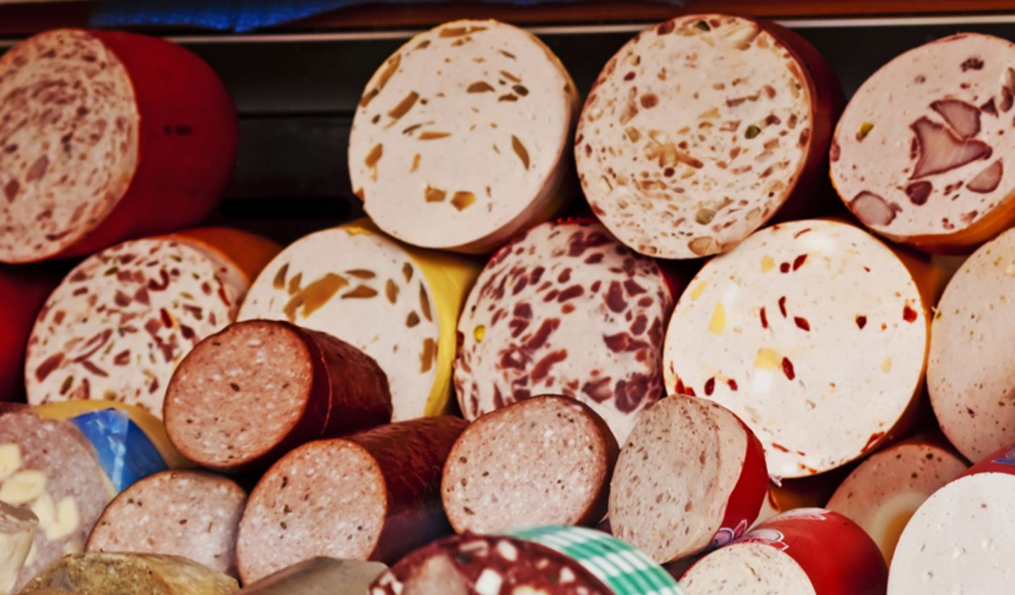 Eine kleine Untersuchung zeigt, dass Wurstwaren oft Keime enthalten, die resistent gegen Antibiotika sind.