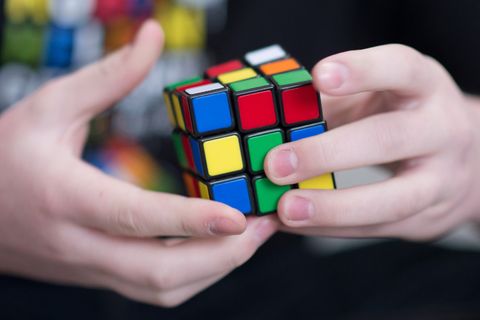 Bei nationalen und internationalen Meisterschaften messen sich Begeisterte in verschiedenen Disziplinen rund um den Zauberwürfel