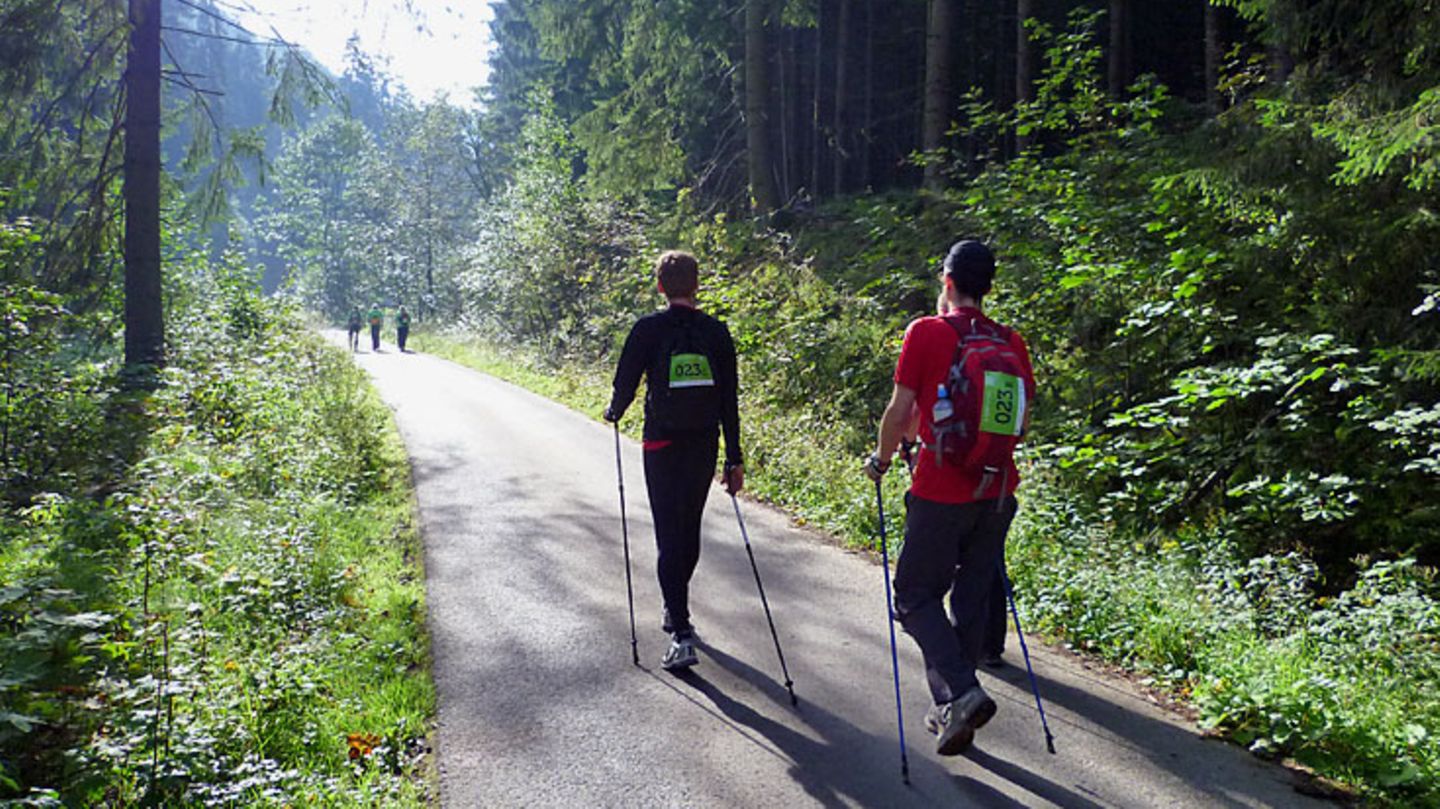 Ein defekter Schuh wirft uns gleich auf den ersten Kilometern zurück. Das bedeutet Schmerzen für Björn, weil er erst am zweiten Checkpoint bei Kilometer 26 die Schuhe wechseln kann - dafür laufen wir über lange Strecken fast allein durch den Wald