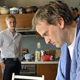 "Weil sie böse sind", "Tatort"-Folge: 751, Jahr: 2010  Das Gute siegt immer. Irgendwie. So der Deal, der Fernsehzuschauer und Fernsehmacher für lange Zeit aneinanderband. Doch was, wenn der Abspann läuft und das Böse seinen Willen bekommen hat? "Weil sie böse sind" versucht sich nicht mit Psychologisierungen - und vertauscht die Rollen von Opfer und Täter geschickt. Matthias Schweighöfer brilliert in seiner Rolle als sadistischer Spross einer Adelsfamilie. Als sein Vater ermordert wird, freut er sich, stiftet den Mörder gar an, auch den Rest seiner verhassten Familie umzubringen. Warum? Weil sie böse sind. Und wir Zuschauer gruseln uns vor uns selbst, weil er ja irgendwie recht hat. Und sympathisieren plötzlich mit einem Mörder, der der Netteste in diesem perfiden Spiel ist.