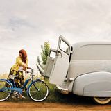 Von ihrem Mann bekam Estelle ein orginales Schwinn-Rad aus den USA. Gleichzeitig kaufte er den 1950er Chevy als passendes Transportmittel dazu.