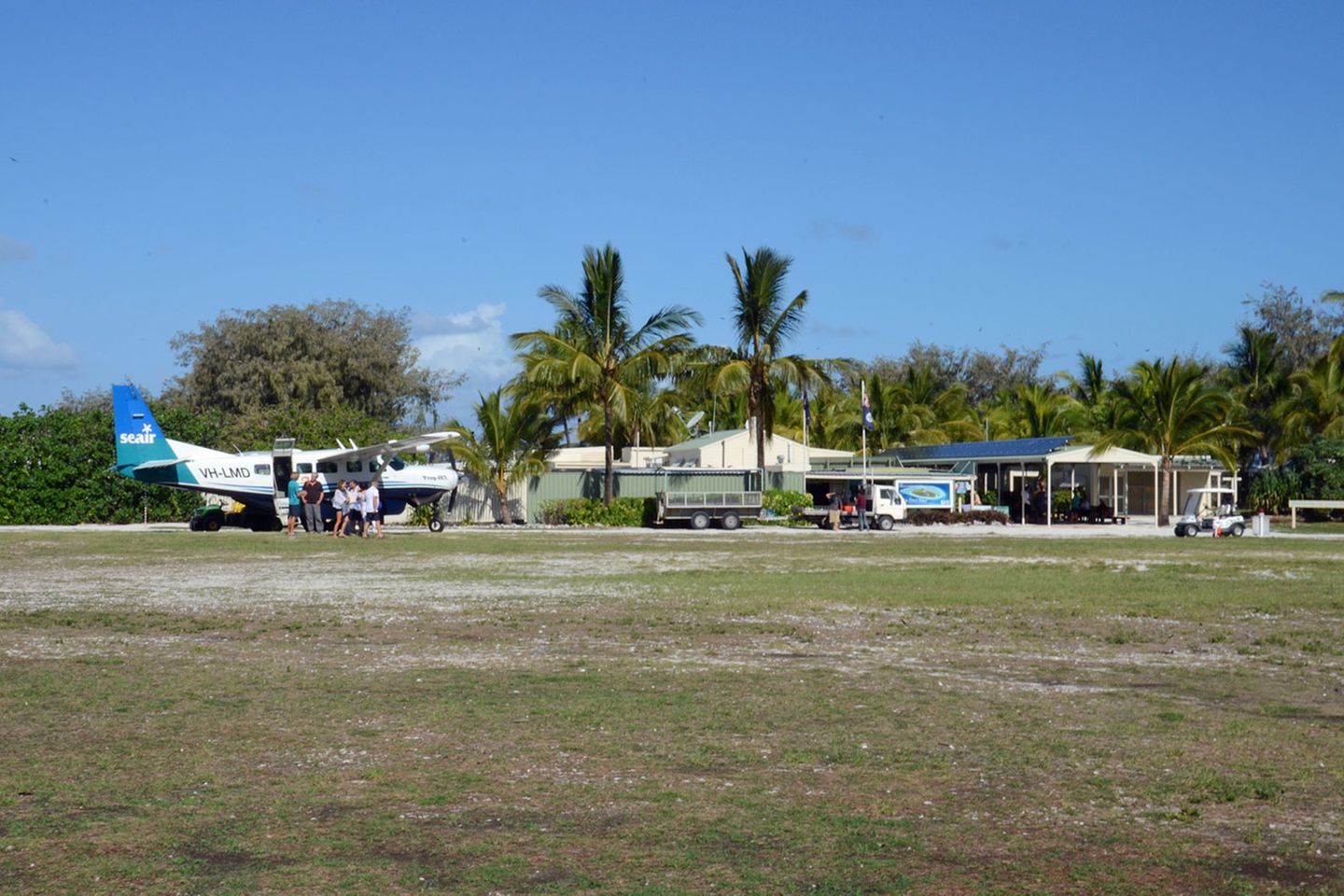 Ankunft am Mini-Terminal unter Palmen: Die maximal zwölfsitzigen Cessnas bringen vom Festland in Bundaberg überwiegend Tagesgäste nach Lady Elliot Island, die schnorcheln und abtauchen möchten. Für 150 Personen ist auf der Insel Platz - mehr geht nicht.