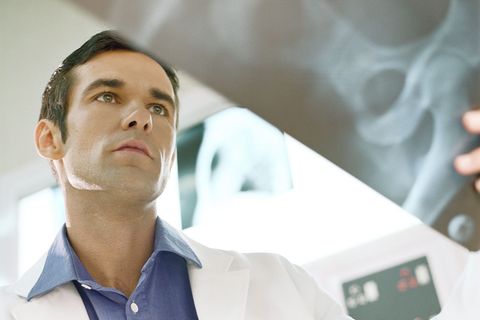 Bei Rückenschmerzen sind Verfahren wie Röntgen oder CT oft unnötig