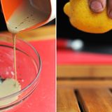 Jetzt noch Tahin hinzugeben. Zitronen lassen sich auch ohne Presse am Messer ausdrücken. Hauen Sie die Frucht zunächst ein paar Mal beherzt auf die Tischplatte...