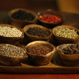 Bevor es in den Smoker geht, heißt es kräftig würzen. Das Grillgut wird mit einem "Rub", einer Gewürzmischung, eingerieben. Der BBQ-Experte Rob Reinkemeyer rät zu seinem "008 Pepper Mix"-Rub:      4 Teile schwarze Pfefferkörner    4 Teile weiße Pfefferkörner    2 Teile langer Pfeffer    2 Teile getrocknete grüne Pfefferkörner    1 Teil Mönchspfeffer    1 Teil Paradieskörner (auch als Guineapfeffer bekannt)    1 Teil Tasmanische Pfefferkörner    1 Teil Rosa Pfefferbeeren (für die fruchtige Note)        Den schwarzen, langen und weißen Pfeffer in einen Mörser oder eine elektrische Mühle geben und grob mahlen. Es sollte kein feines Pulver entstehen. Anschließend die restlichen Pfeffersorten hinzugeben und erneut grob mahlen. Auf drei Teile des 008-Pepper-Mix kommt noch ein Teil Meersalz.