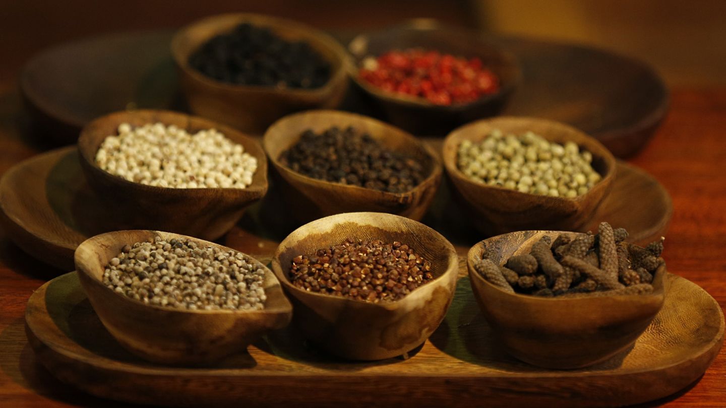 Echtes BBQ: Bevor es in den Smoker geht, heißt es kräftig würzen. Das Grillgut wird mit einem "Rub", einer Gewürzmischung, eingerieben. Der BBQ-Experte Rob Reinkemeyer rät zu seinem "008 Pepper Mix"-Rub: 4 Teile schwarze Pfefferkörner 4 Teile weiße Pfefferkörner 2 Teile langer Pfeffer 2 Teile getrocknete grüne Pfefferkörner 1 Teil Mönchspfeffer 1 Teil Paradieskörner (auch als Guineapfeffer bekannt) 1 Teil Tasmanische Pfefferkörner 1 Teil Rosa Pfefferbeeren (für die fruchtige Note) Den schwarzen, langen und weißen Pfeffer in einen Mörser oder eine elektrische Mühle geben und grob mahlen. Es sollte kein feines Pulver entstehen. Anschließend die restlichen Pfeffersorten hinzugeben und erneut grob mahlen. Auf drei Teile des 008-Pepper-Mix kommt noch ein Teil Meersalz. Bevor es in den Smoker geht, heißt es kräftig würzen. Das Grillgut wird mit einem "Rub", einer Gewürzmischung, eingerieben. Der BBQ-Experte Rob Reinkemeyer rät zu seinem "008 Pepper Mix"-Rub: 4 Teile schwarze Pfefferkörner 4 Teile weiße Pfefferkörner 2 Teile langer Pfeffer 2 Teile getrocknete grüne Pfefferkörner 1 Teil Mönchspfeffer 1 Teil Paradieskörner (auch als Guineapfeffer bekannt) 1 Teil Tasmanische Pfefferkörner 1 Teil Rosa Pfefferbeeren (für die fruchtige Note) Den schwarzen, langen und weißen Pfeffer in einen Mörser oder eine elektrische Mühle geben und grob mahlen. Es sollte kein feines Pulver entstehen. Anschließend die restlichen Pfeffersorten hinzugeben und erneut grob mahlen. Auf drei Teile des 008-Pepper-Mix kommt noch ein Teil Meersalz.