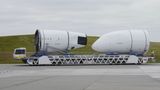 Neue Wege hat Boeing auch bei der Produktion eingeschlagen und die Fertigung von Baugruppen auf 150 Firmen weltweit ausgelagert. So kommt der vordere Rumpfteil und der Hauptfahrwerksschacht zum Beispiel von Kawasaki Heavy Industries im japanischen Nagoya.