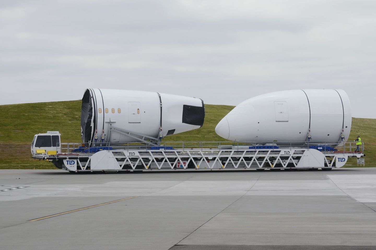 Neue Wege hat Boeing auch bei der Produktion eingeschlagen und die Fertigung von Baugruppen auf 150 Firmen weltweit ausgelagert. So kommt der vordere Rumpfteil und der Hauptfahrwerksschacht zum Beispiel von Kawasaki Heavy Industries im japanischen Nagoya.