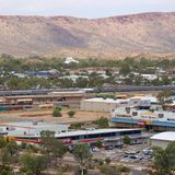 Ankunft am nächsten Morgen um 9.10 Uhr in Alice Spings bei 40 Grad im Schatten. Welch ein Kontrast zum Monsunklima Darwins. Trockene und heiße Wüstenluft weht einem entgegen. Auch die baumlose Öde hat ein Ende. Seit dem Aufwachen war am Zugfenster eine rote Landschaft mit weitem Horizont und karger Vegetation vorbeigezogen, unterbrochen nur von verdorrten Spinifexbüschen.