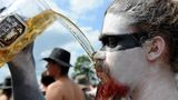 Bier ist nicht nur das soziale Schmiermittel des Festivals, sondern wird bei tropischen Temperaturen wie im vergangenen Jahr auch zur kühlenden Gesichtsdusche.