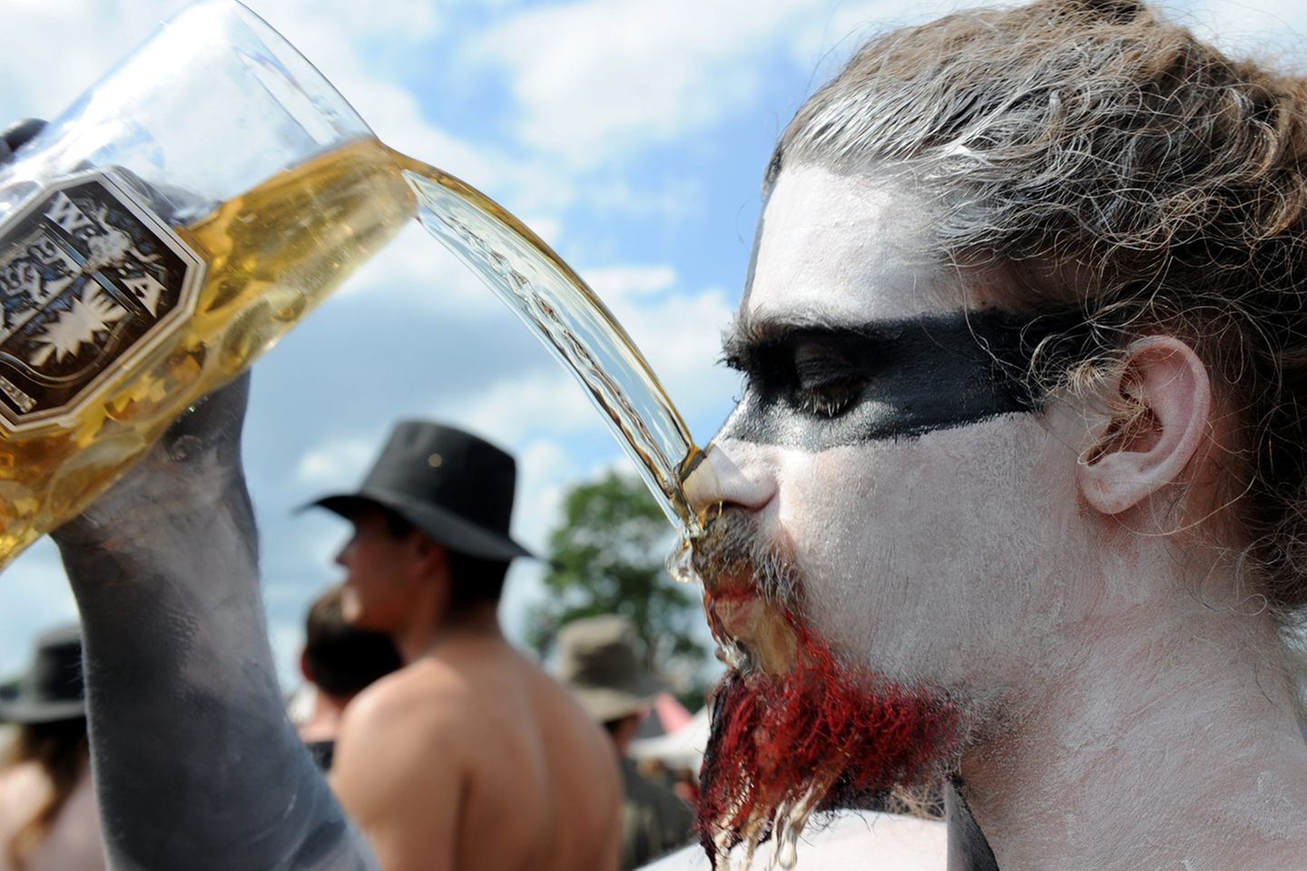 Bier ist nicht nur das soziale Schmiermittel des Festivals, sondern wird bei tropischen Temperaturen wie im vergangenen Jahr auch zur kühlenden Gesichtsdusche.