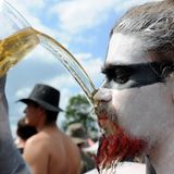 Bier ist nicht nur das soziale Schmiermittel des Festivals, sondern wird bei tropischen Temperaturen wie im vergangenen Jahr auch zur kühlenden Gesichtsdusche.