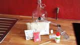 Alles, was man zum Brauen braucht, ist in der Box enthalten. In der beiliegenden Brauanleitung ist detailliert beschrieben, wir das Bier gemacht wird. Daneben gibt es als Beigabe ein Heftchen mit geballtem Bierwissen. 