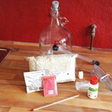 Alles, was man zum Brauen braucht, ist in der Box enthalten. In der beiliegenden Brauanleitung ist detailliert beschrieben, wir das Bier gemacht wird. Daneben gibt es als Beigabe ein Heftchen mit geballtem Bierwissen. 