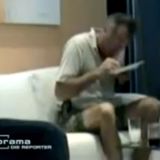 Schill verließ Deutschland und zog nach Rio - und ließ es dort nach allen Regeln der Kunst krachen. 2008 tauchte ein Video auf, das Schill beim Koksen zeigt, später sagt er: "Aber jetzt wirkt das Koks bei mir. Ich fühl mich total wach."  2001 sah Schill das noch ganz anders. Bei einem Wahlkampfauftritt hetzte er: "Es handelt sich nicht um Bagatellen, wenn mit Kokain und Heroin gehandelt wird, sondern es handelt sich um schwere Straftaten."