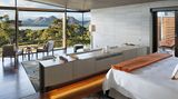 Tasmanien: Saffire Lodge   Die größte Insel Australiens hat ein Fünf-Sterne-Resort: Auf der Freycinet-Halbinsel steht die Saffire Lodge, unmittelbar am Rande von Eukalyptuswäldern und der Great Oyster Bay, an der Wale und Delfine vorbeiziehen. Die maximal 40 Gäste kommen in separaten Villen unter und treffen sich zum Essen unter dem wie ein Flügel geschwungenen Dach der Lounge.