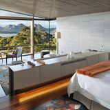 Tasmanien: Saffire Lodge   Die größte Insel Australiens hat ein Fünf-Sterne-Resort: Auf der Freycinet-Halbinsel steht die Saffire Lodge, unmittelbar am Rande von Eukalyptuswäldern und der Great Oyster Bay, an der Wale und Delfine vorbeiziehen. Die maximal 40 Gäste kommen in separaten Villen unter und treffen sich zum Essen unter dem wie ein Flügel geschwungenen Dach der Lounge.