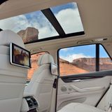 Auf Wunsch gibt es eine zeitgemäße Multemediaausstattung für die hinteren Passagiere.