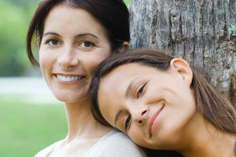Nicht immer innig: Das Verhältnis zwischen Mutter und Tochter verändert sich, wenn die Tochter älter wird