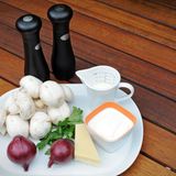 Mehr braucht es nicht für gefüllte Champignons! Das schnell gemachte Fingerfood findet selbst auf einem dicht belegtem Grill Platz.  8 große Champignons 1 Zwiebel Ein kleiner Becher Jogurt 100 ml saure Sahne 50 g Parmesan im Stück Salz, Pfeffer frische Petersilie