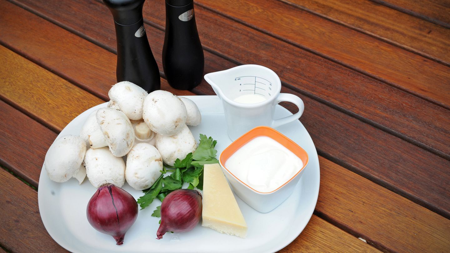 Mehr braucht es nicht für gefüllte Champignons! Das schnell gemachte Fingerfood findet selbst auf einem dicht belegtem Grill Platz.  8 große Champignons 1 Zwiebel Ein kleiner Becher Jogurt 100 ml saure Sahne 50 g Parmesan im Stück Salz, Pfeffer frische Petersilie