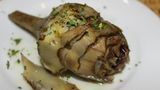 Carciofi alla romana und Carciofi alla giudia  Die carciofi alla romana, die römische Artischocke, wird gekocht mit Olivenöl, Knoblauch, Petersilie und Minze verfeinert. Die Artischocke aus der jüdischen Küche Roms, carciofi alla giudia, wird frittiert. Egal welche Variante, beide sind köstlich.