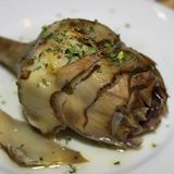 Carciofi alla romana und Carciofi alla giudia  Die carciofi alla romana, die römische Artischocke, wird gekocht mit Olivenöl, Knoblauch, Petersilie und Minze verfeinert. Die Artischocke aus der jüdischen Küche Roms, carciofi alla giudia, wird frittiert. Egal welche Variante, beide sind köstlich.