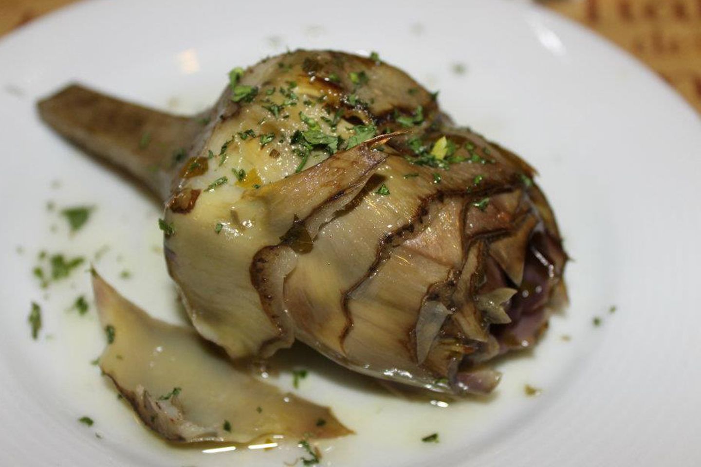 Carciofi alla romana und Carciofi alla giudia  Die carciofi alla romana, die römische Artischocke, wird gekocht mit Olivenöl, Knoblauch, Petersilie und Minze verfeinert. Die Artischocke aus der jüdischen Küche Roms, carciofi alla giudia, wird frittiert. Egal welche Variante, beide sind köstlich.