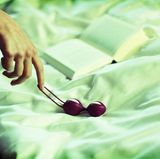 Wie heißt das?  Smartballs Duo  Ist das für Frauen oder Männer?  Ganz klar für SIE.  Wozu brauche ich das?   Anbeboten werden die Kugeln zum Beckenbodentraining. Muskelkater kriegt man allerdings nicht unbedingt ...  Wie glücklich macht mich das auf einer Skala von 1 bis 10 (10 ist sehr sehr glücklich)?   Die Liebeskugeln werden eingeführt und herumgetragen - was man immer wieder mal merkt. Und wenn man es weiß, auch ein kleines bisschen hört, schließlich befinden sich Magneten darin. Wer die beiden nicht aus medizinischen Gründen trägt, kann sich damit eine gewisse Vorfreude auf den späteren Abend mit dem Partner verschaffen. Langfristig soll der Effekt noch besser sein. Zunächst also eine 4.  Was behaupte ich, wenn mein Kind/mein Freund/meine Putzfrau das findet?  Das sind so Klötereier. Ich mag die Form.  Würde meine Mutter das benutzen?   Der Unterschied zum Einführen eines Tampons ist nicht so groß. Wenn damit Inkontinenz vorgebeugt werden kann, warum nicht?  Was kostet das?  24,50 Euro