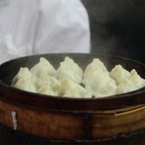 Die chinesischen Dim Sum, die übersetzt "die kleinen Leckerbissen, die das Herz berühren" heißen, stammen aus der kantonesischen Küche. Meist gibt es sie gedämpft, aber auch frittiert. Serviert werden sie in kleinen Bambuskörbchen mit Sojasauce, Chili, Ingwer und Koriander. Die klassischen Dim Sums sind mit Garnelen oder Schweinehack gefüllt. Beliebt sind auch Füllungen mit Tofu, Pilzen oder Kohl. Es gibt sie aber auch süß mit Lotus oder süßer Bohnenpaste.