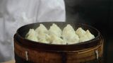 Die chinesischen Dim Sum, die übersetzt "die kleinen Leckerbissen, die das Herz berühren" heißen, stammen aus der kantonesischen Küche. Meist gibt es sie gedämpft, aber auch frittiert. Serviert werden sie in kleinen Bambuskörbchen mit Sojasauce, Chili, Ingwer und Koriander. Die klassischen Dim Sums sind mit Garnelen oder Schweinehack gefüllt. Beliebt sind auch Füllungen mit Tofu, Pilzen oder Kohl. Es gibt sie aber auch süß mit Lotus oder süßer Bohnenpaste.