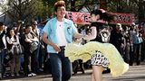 Im Yoyogi Park in Tokio entdeckte der Fotograf die lebendige Subkultur: Aus Boxen ertönte lauter Rock'n'Roll, und die Rockabillys und Rockabellas begannen zu tanzen. Ganz so, als befänden sie sich in einem Club, und nicht im öffentlichen Park.