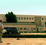 "Im Schmerz geboren", "Tatort"-Folge: 920, Jahr: 2014   High Noon am Bahnhof. Blutbad vor dem Spielcasino. Theater auf den Straßen Wiesbadens. War das nun Tarantino für Arme oder die ganz hohe Zitatkunst? Eigentlich kein Wunder, dass der jüngste Tatort wieder einmal die Gemüter der Zuschauer erhitzte. War schließlich ein Murot. Und den liebt man entweder für seinen Mut, wild mit dem klassischen Tatort-Format zu experimentieren. Oder man hasst ihn. Weil man am Sonntagabend eben nicht Arte eingeschaltet hat.