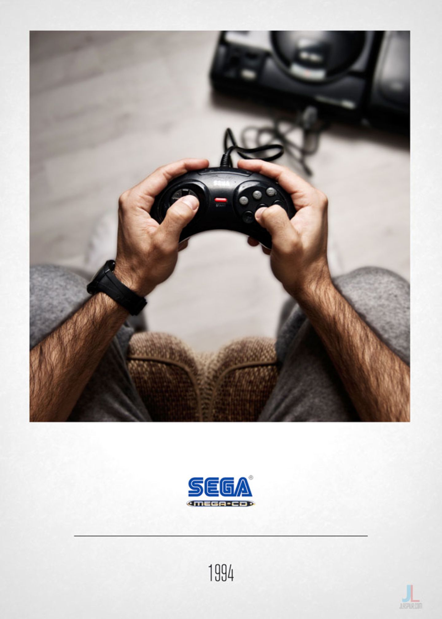 Upgrade: Der Sega Mega CD war im Prinzip nicht viel mehr als CD-Laufwerk für den Mega Drive. Statt Plastikmodulen konnten nun auch die silbernen Scheiben abgespielt werden. Der Controller blieb weitgehend gleich.